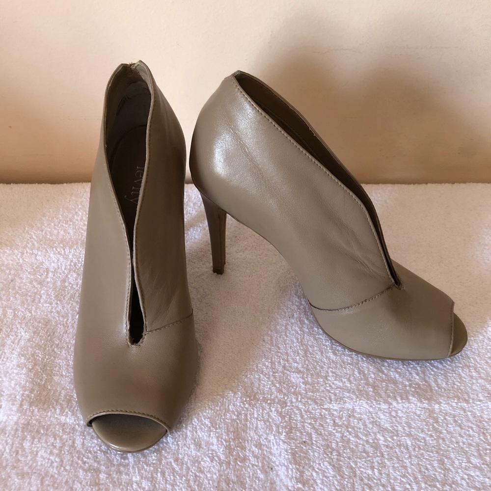 🆕LEVITY LEATHER STILETTOS👠6